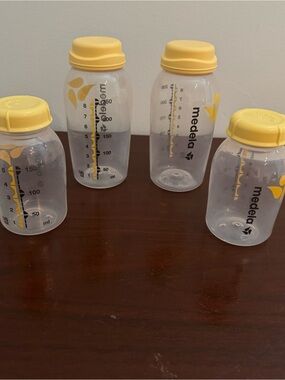 Medela Clear Storage Bottles with Yellow Caps
